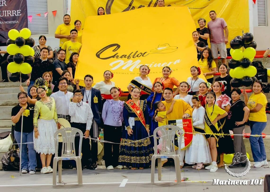 Grupo de campeonas con banda Chafloc Marinera