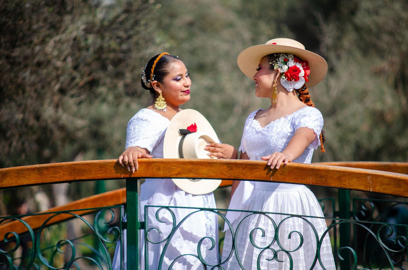 Bailarinas Chafloc Marinera con vestido blanco y sombrero