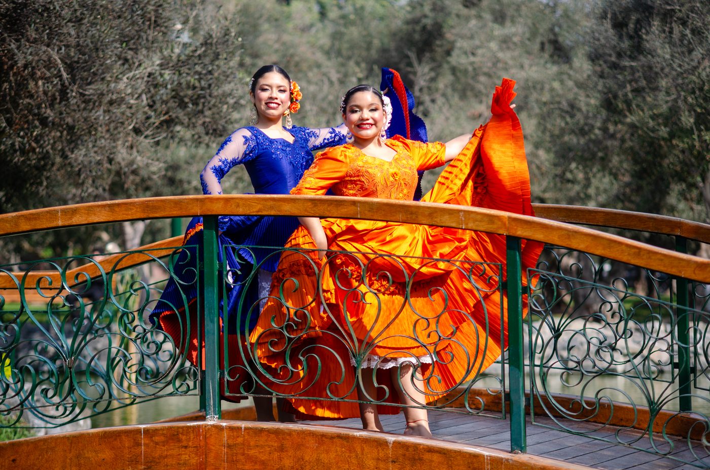 Bailarinas Chafloc Marinera en puente con trajes azul y naranja