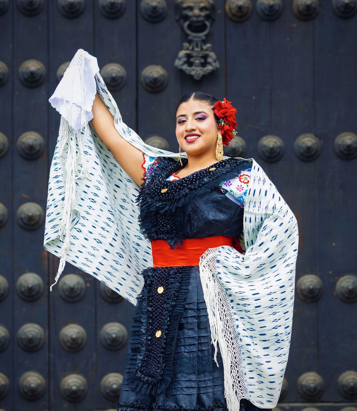 Bailarina Chafloc Marinera con pañuelo, traje negro