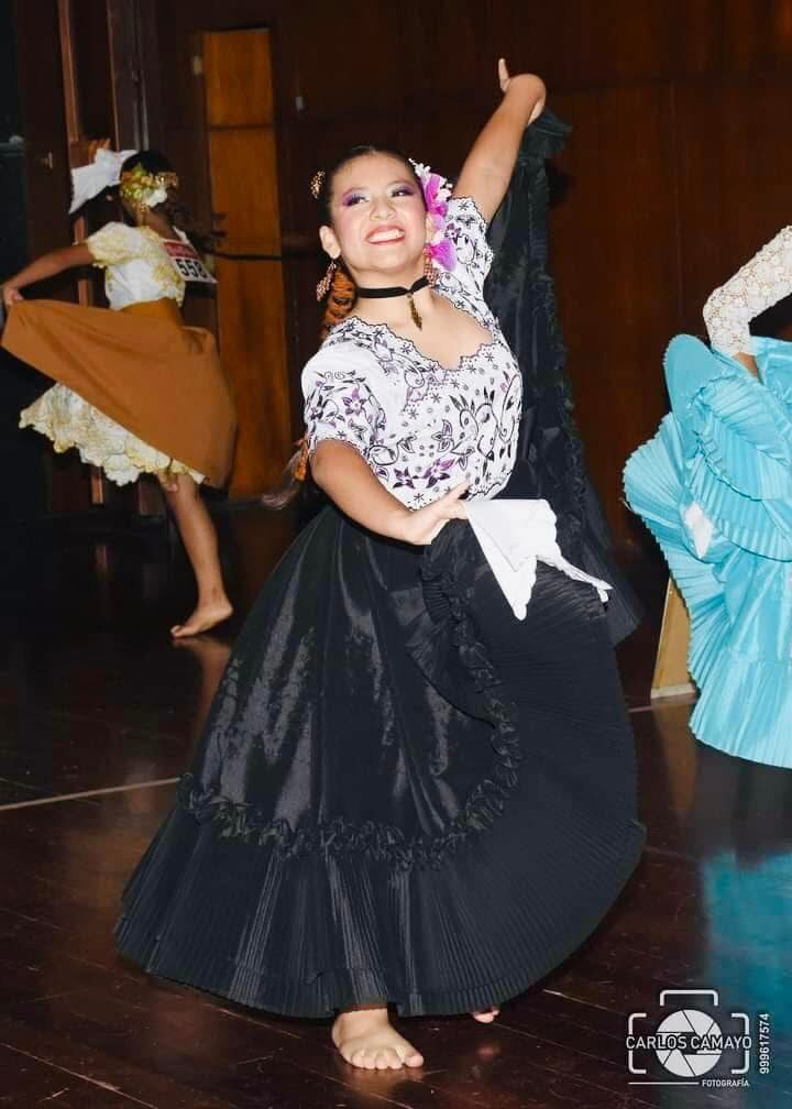 Bailarina en concurso, traje negro y blanco