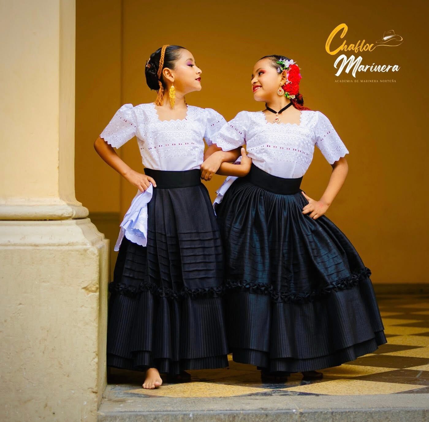 Dúo de alumnas Chafloc Marinera, trajes negros