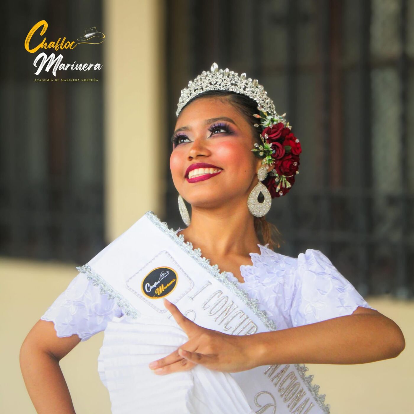 Alumna con corona y banda de concurso