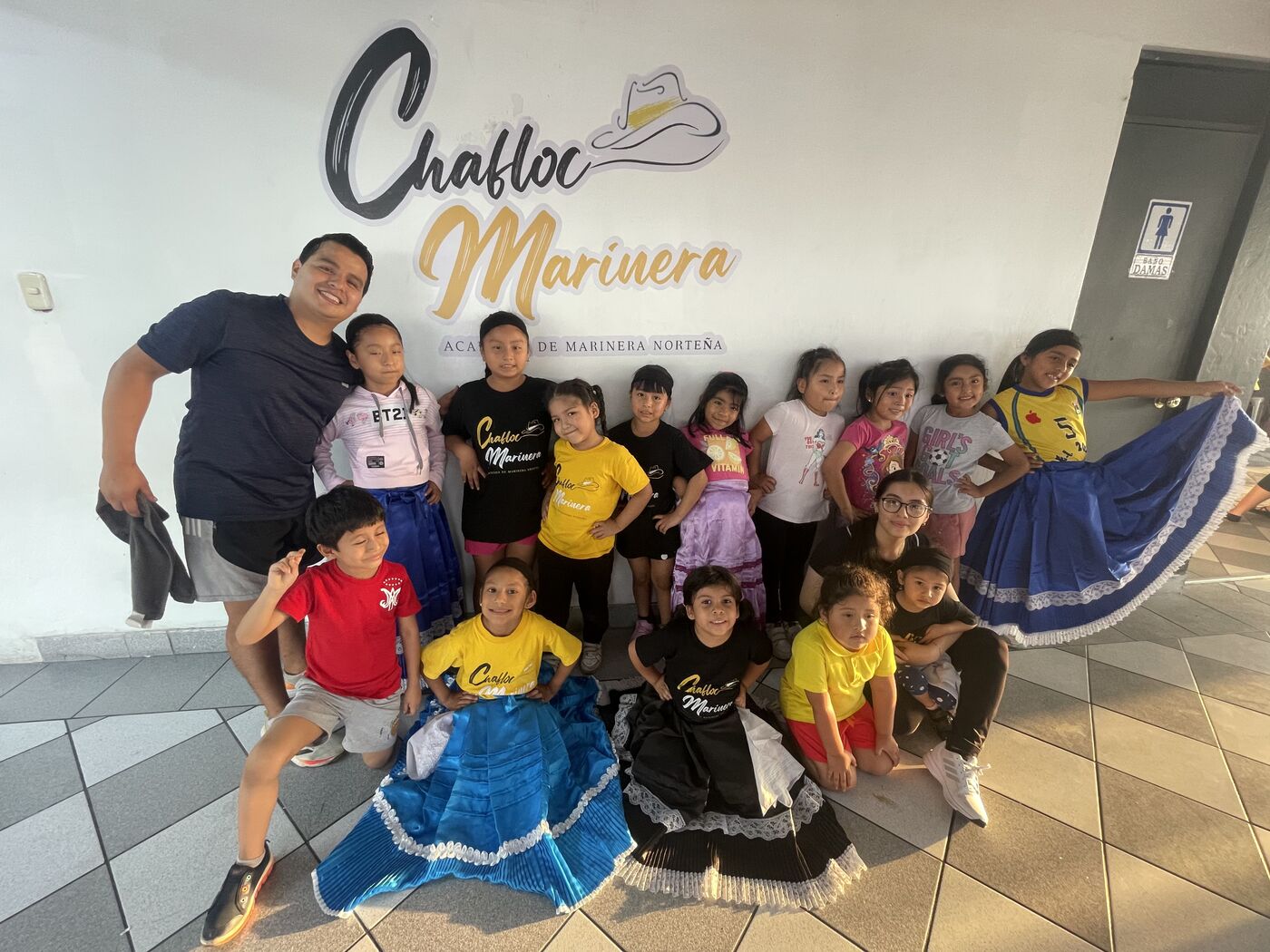 Grupo de niños alumnos Chafloc Marinera