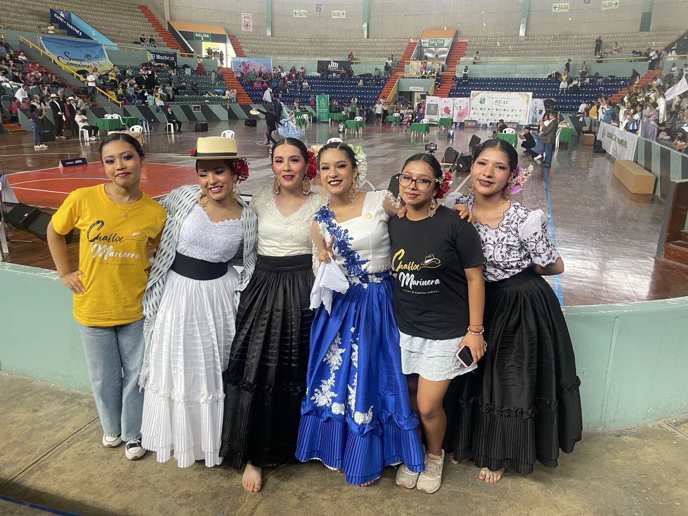 Grupo de alumnas en concurso