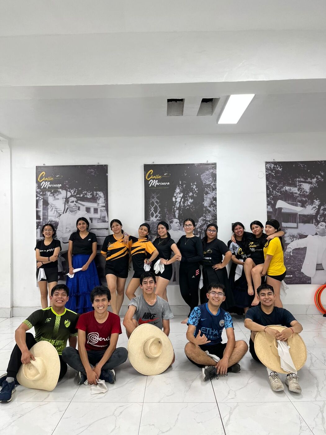 Equipo Chafloc Marinera, jóvenes y varones con sombreros