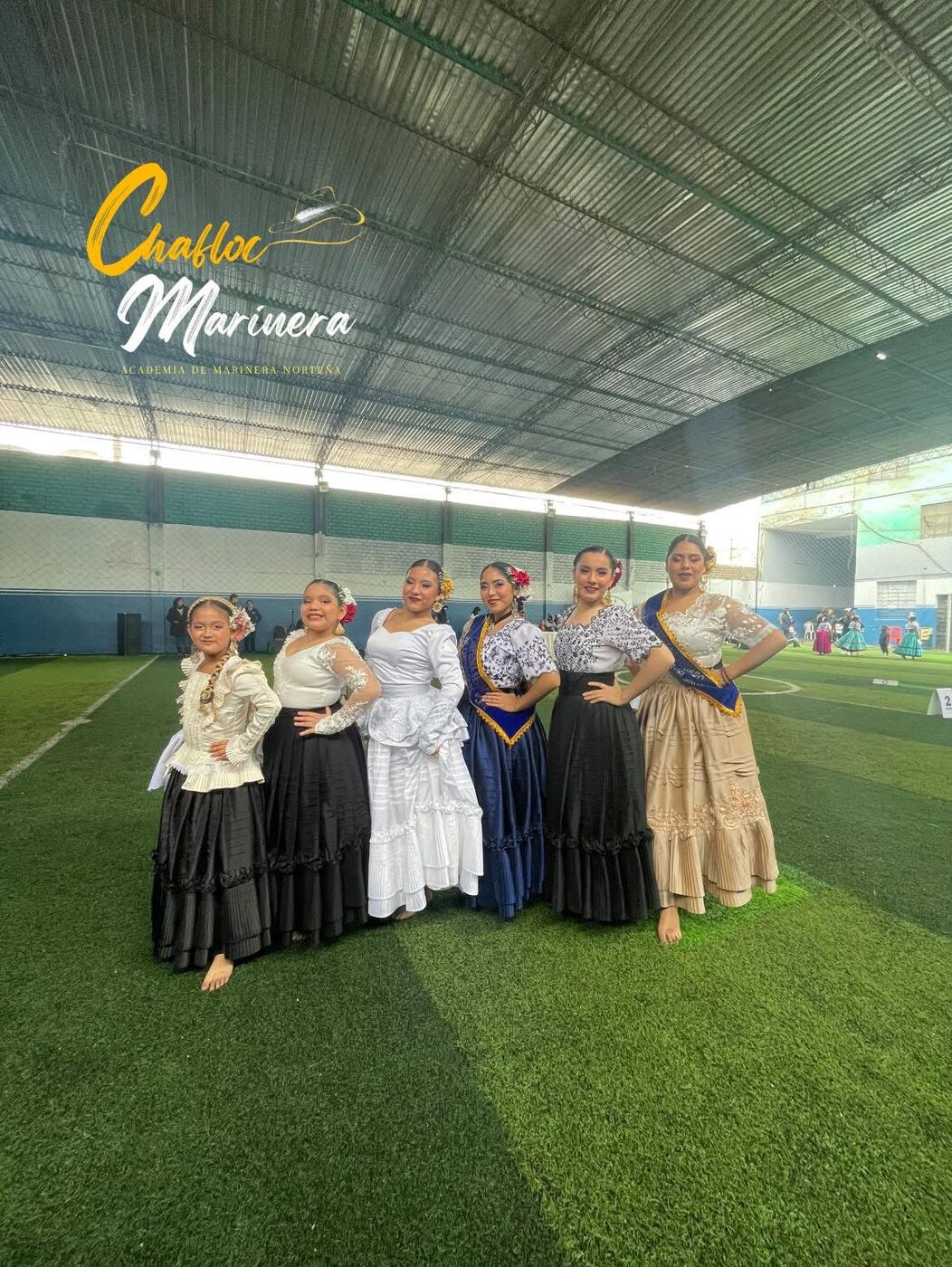 Grupo de alumnas en cancha, concurso