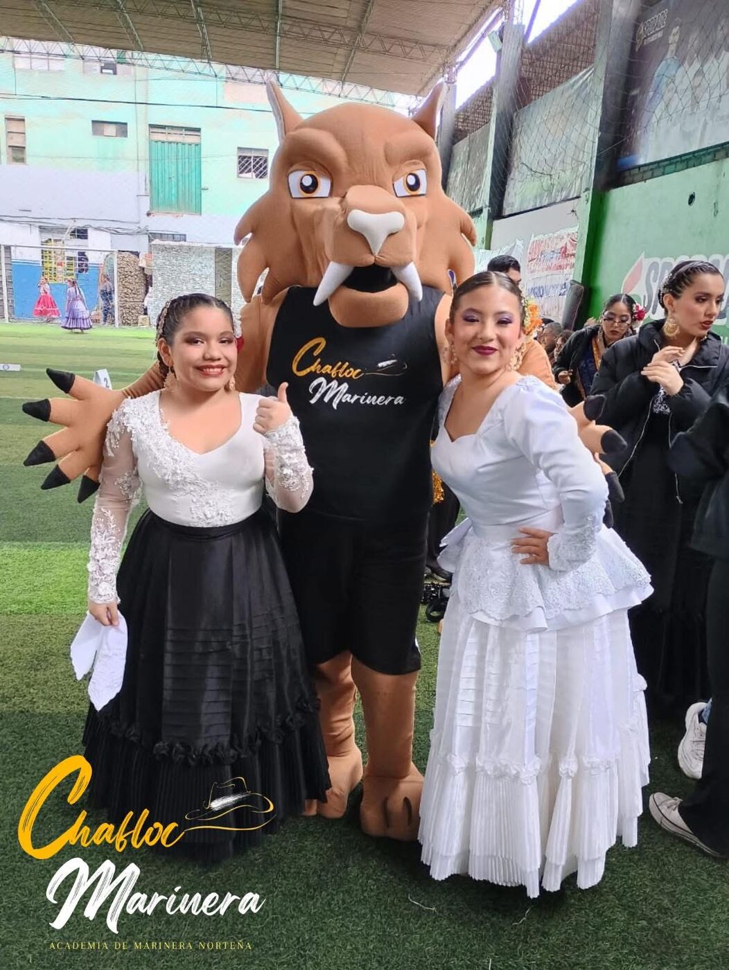 Alumnas con mascota Chafloc Marinera