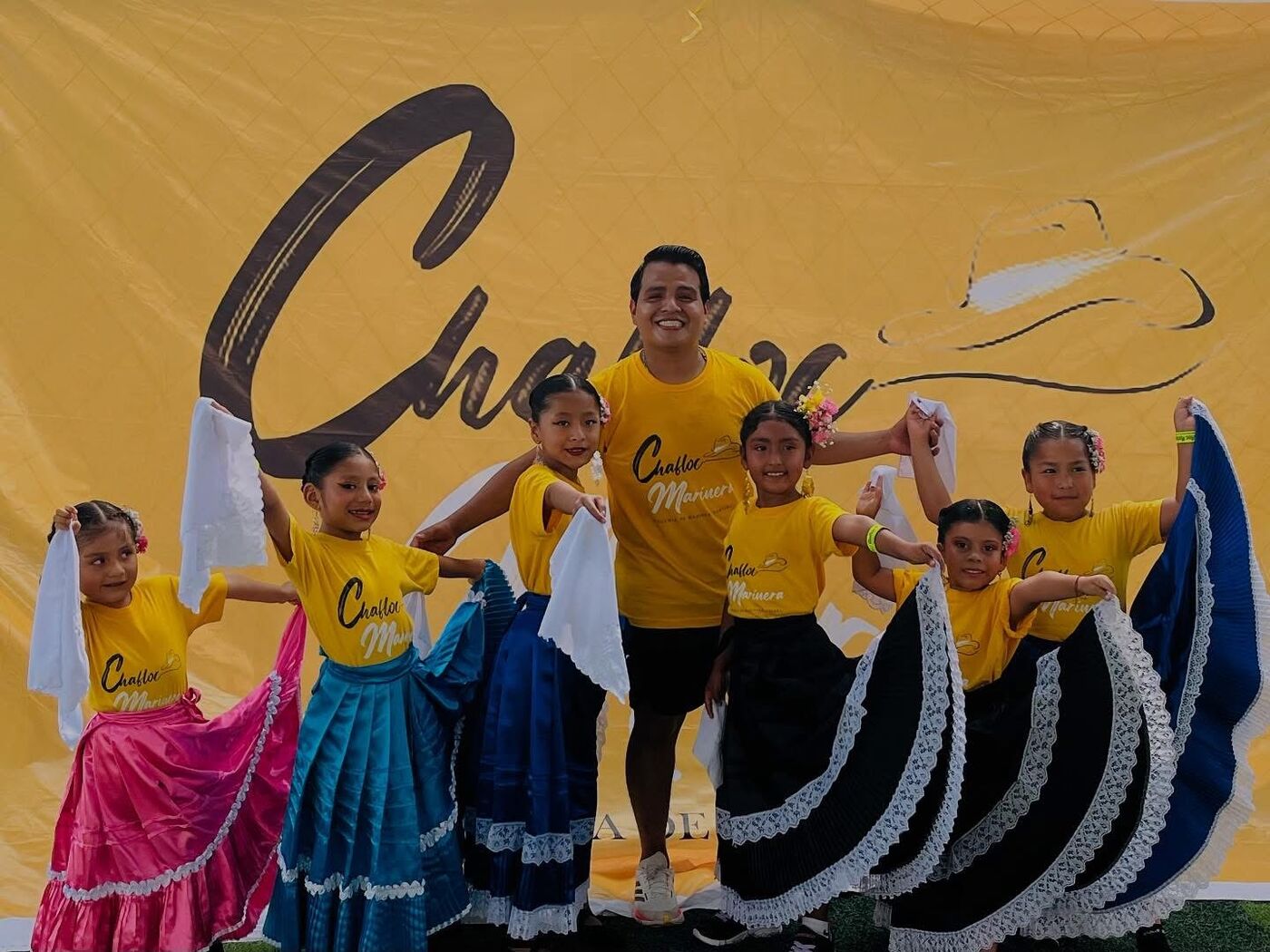 Profesor con alumnas niñas, banner Chafloc