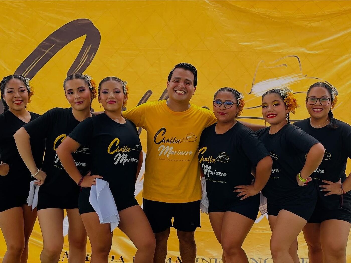 Profesor con equipo de alumnas, banner Chafloc