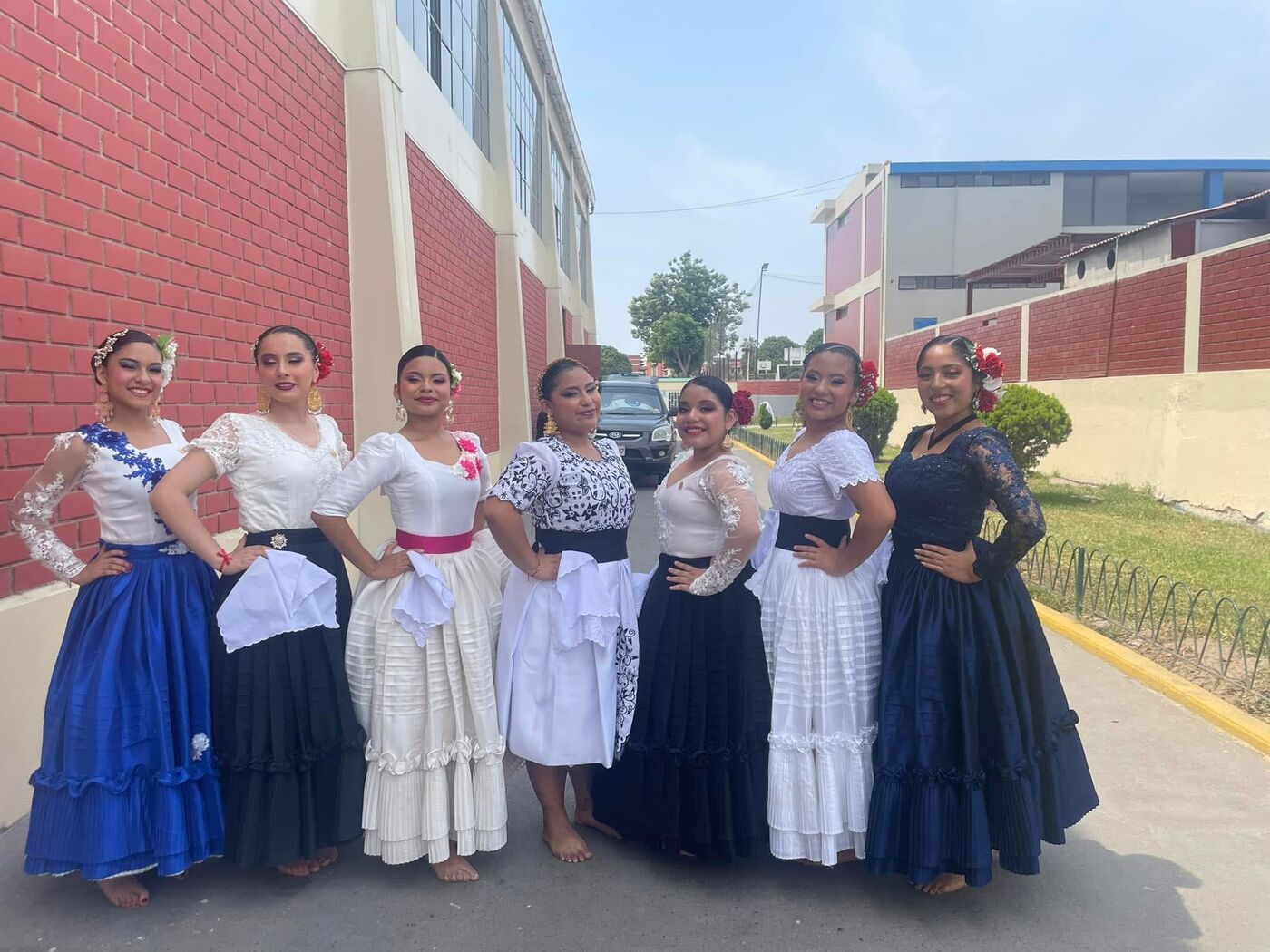 Grupo de alumnas posando en la calle