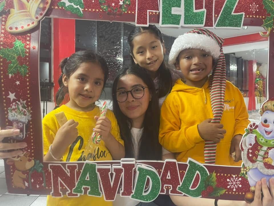 Alumnas en celebración navideña