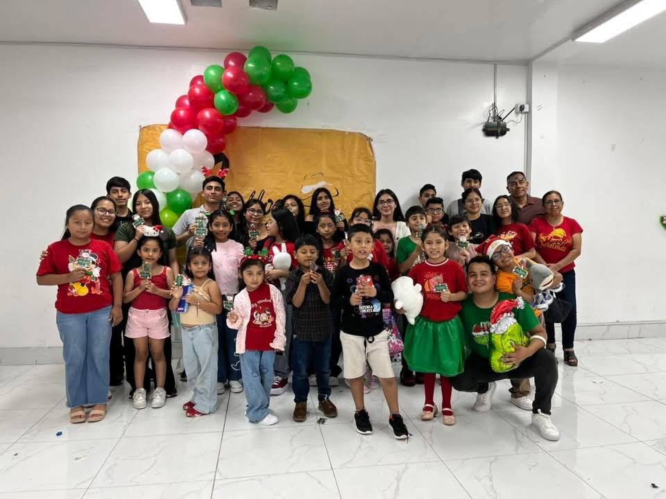 Grupo de alumnos en Navidad